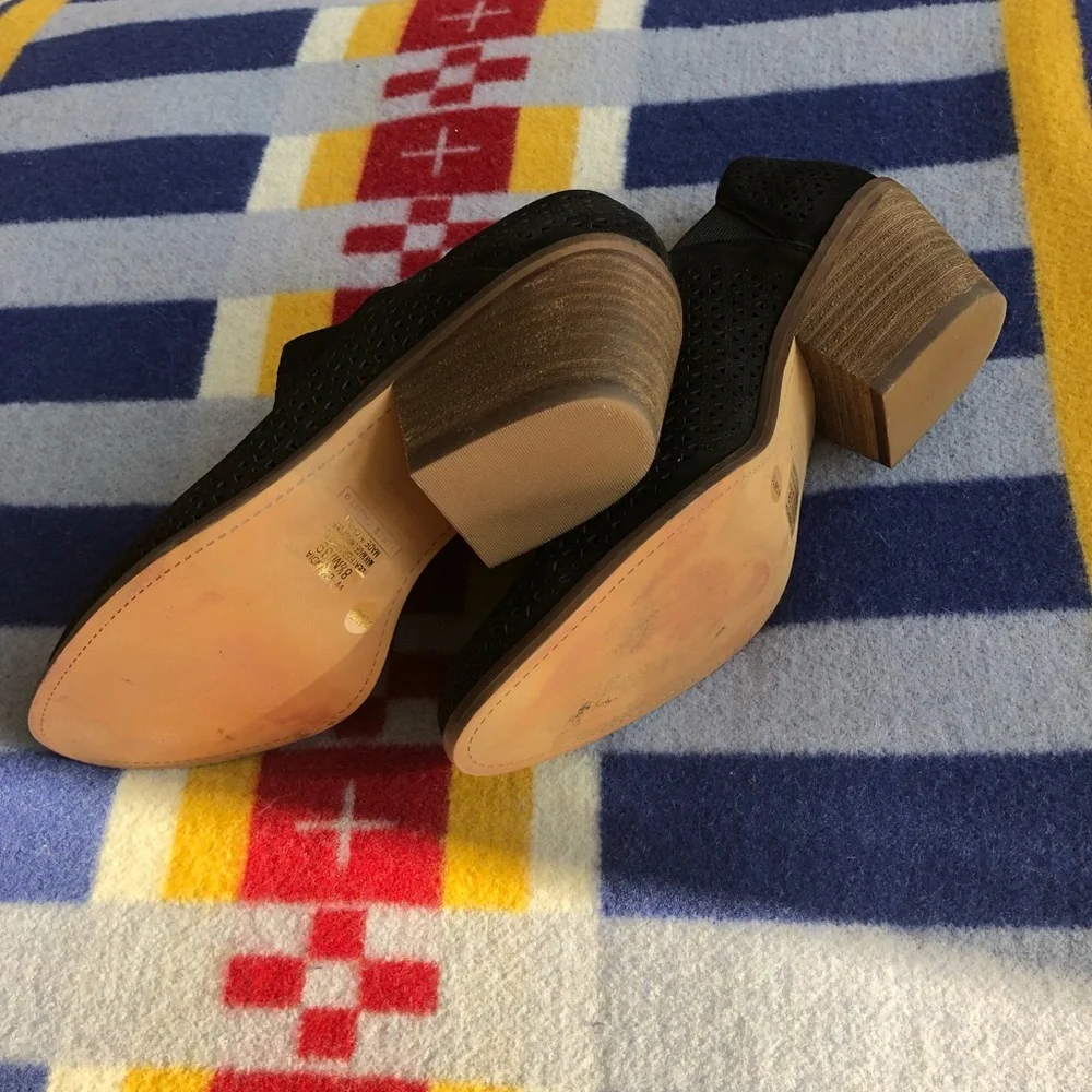 Like New! Vince Camuto Black Leather Cut Out ankle Booties Size 8.5/39 - Picture 6 of 11